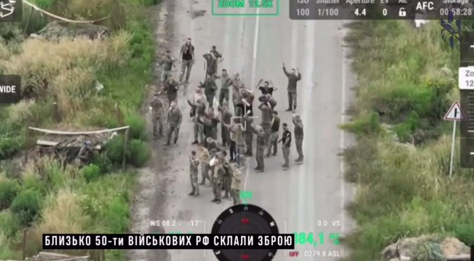 多名位於庫爾斯克州的俄軍，舉手向烏軍投降以保全性命。 圖：翻攝自 NOELREPORTS X 帳號