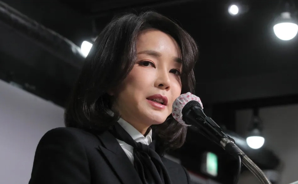 尹錫悅夫人金建希因為涉嫌炒股、介選和收賄等指控被捕，韓國憲政史上前總統伉儷首次同時遭到羈押。 圖 : 翻攝自環球網