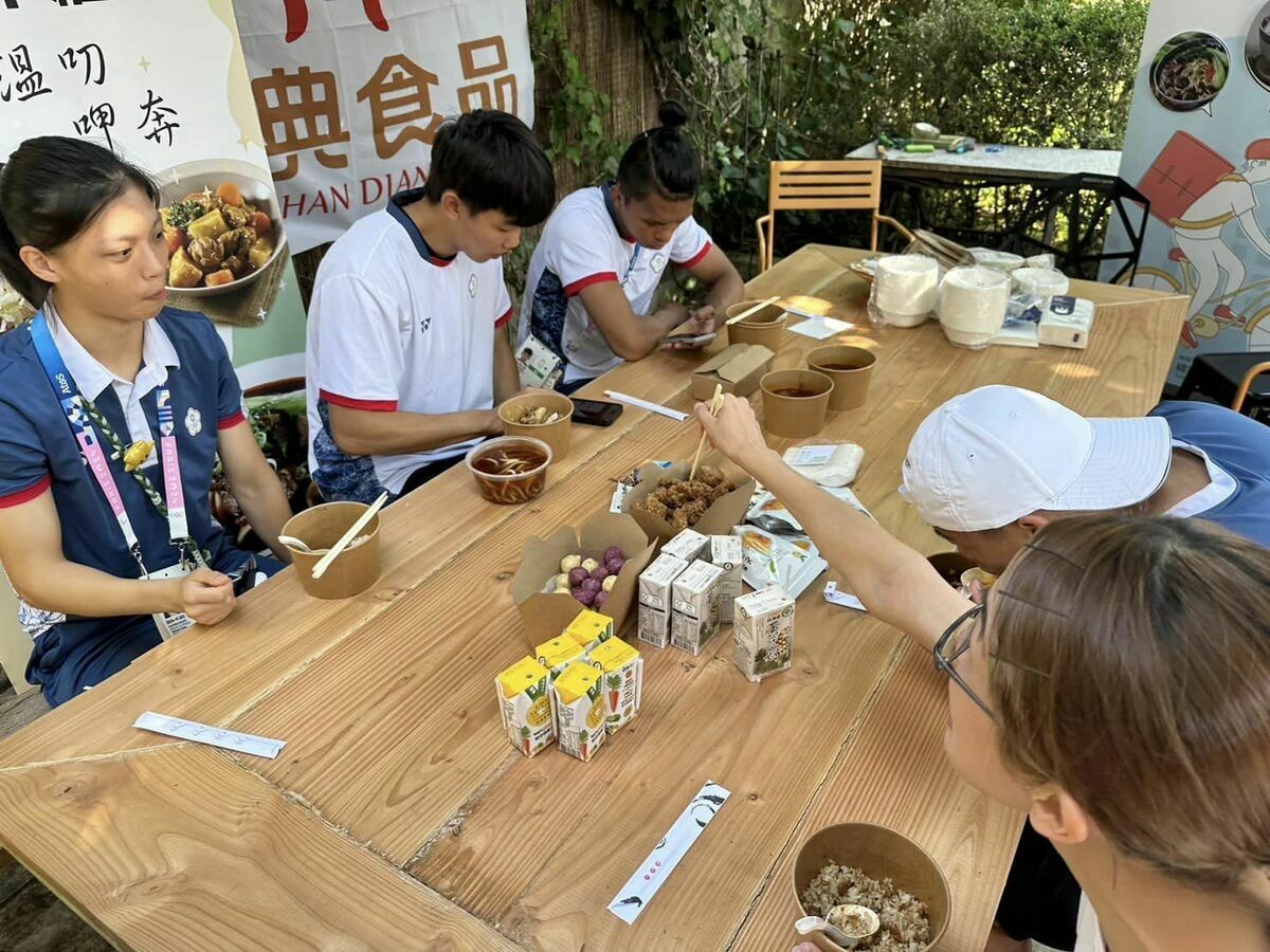 剛獲奧運拳擊銅牌我國女子拳擊好手吳詩儀（左一）與我國拳擊隊一同在膳食中繼站享受台灣美食。 圖：取自張廖萬堅臉書