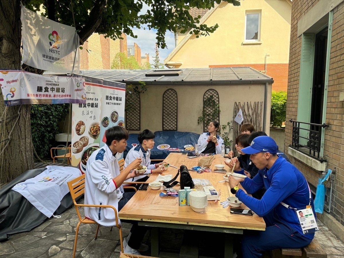 我國奧運代表團選手在膳食中心享受台灣美食。 圖：取自卓榮泰臉書