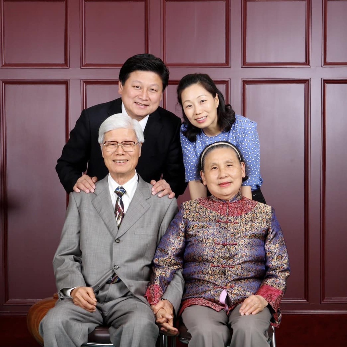 傅崐萁的母親辭世，他在臉書貼出夫妻與父母的合照。 圖：取自傅崐萁臉書