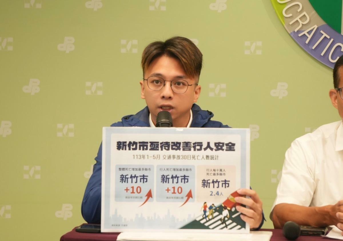新竹市議員劉康彥出席「市長貪污市政倒退，白營執政慘不忍睹」記者會。 圖：民進黨提供