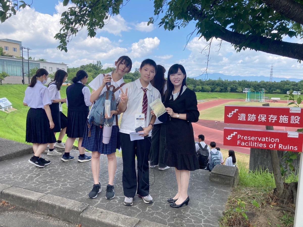 小港高中校長薛鈺勤(右一)帶隊前往出席日本世界青年會議。 圖：高雄市教育局/提供