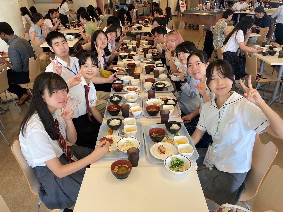 主辦單位安排同學走進大學食堂用餐。 圖：高雄市教育局/提供