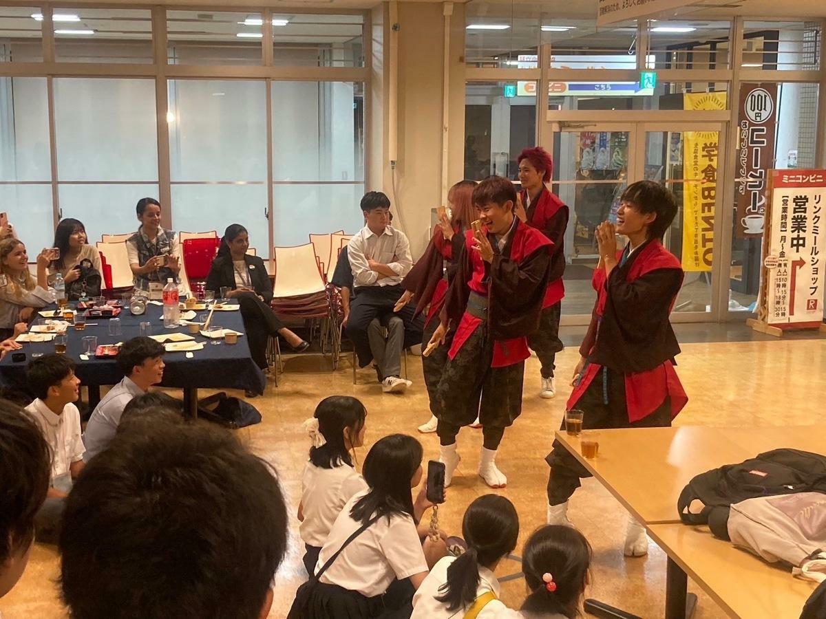 迎接晚會文化表演以歌聲與舞蹈交流。 圖：高雄市教育局/提供