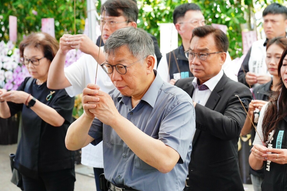 柯文哲率黨公職前往傅家靈堂上香。 圖：讀者 / 提供