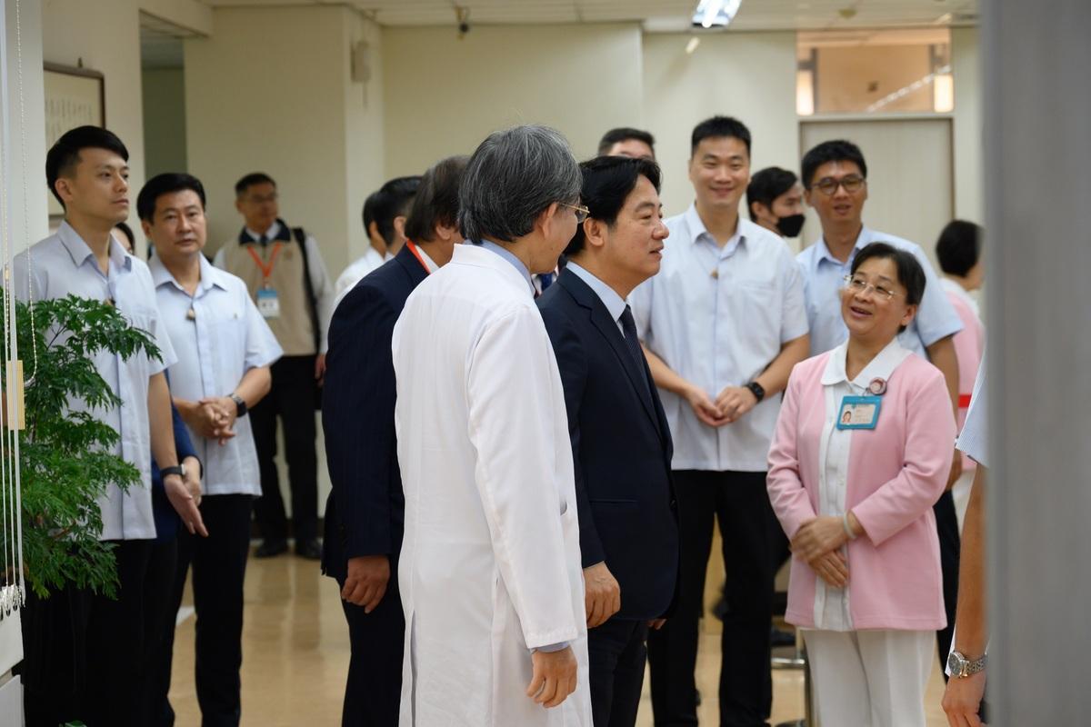 總統賴清德到台中榮民總醫院，對於中榮結合AI、資通訊與自動化等科技的智慧醫療，提升醫療照顧效能，讓醫護有更多時間照顧病人，感到欣慰。 圖：台中榮總/提供