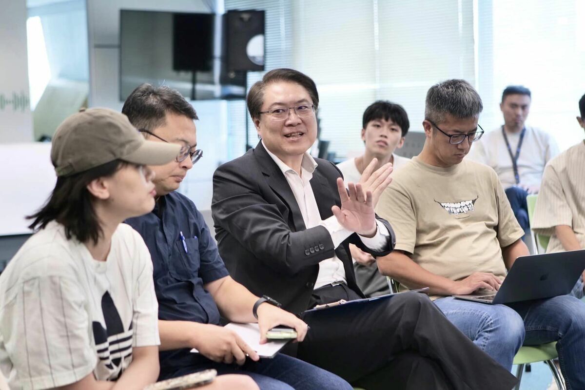 民進黨秘書長林右昌率領黨務主管，與參與「國務青旗艦營」的夥伴於中央黨部對談。 圖：翻攝自民進黨青年部臉書