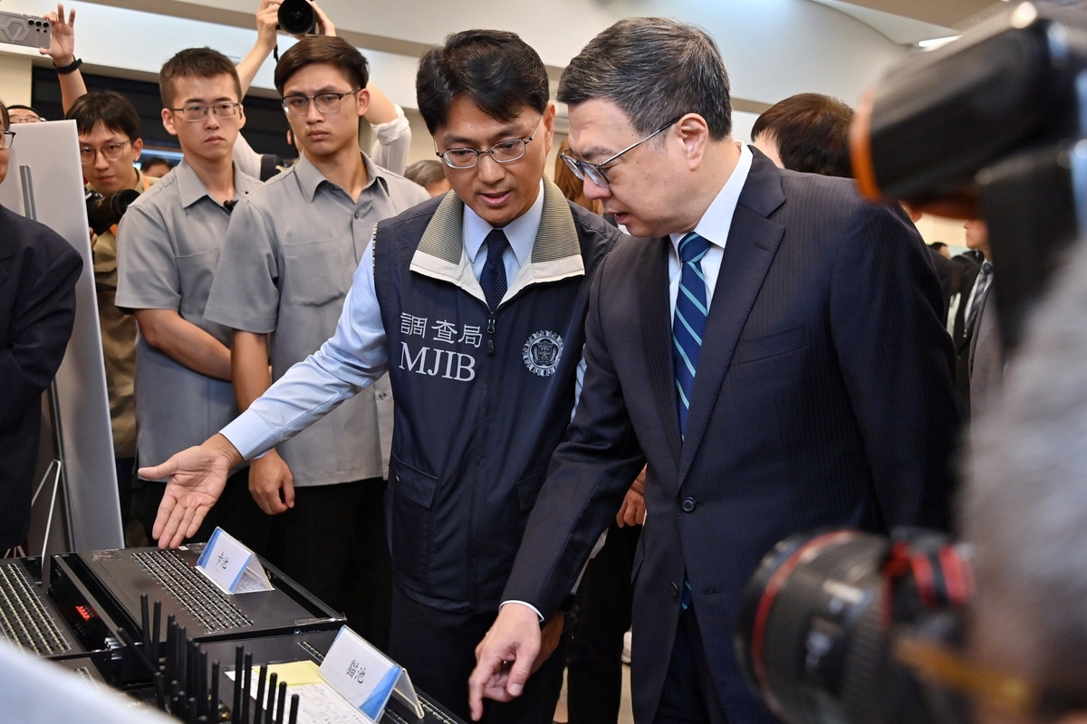 行政院長卓榮泰今（9日）到調查局視察打詐成果。 圖：行政院提供