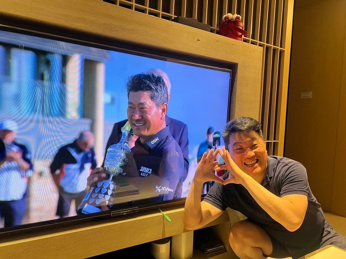 楊智偉看到崔京周使用他的軟體改進其揮竿得到冠軍，欣喜萬分。 圖：楊智偉提供