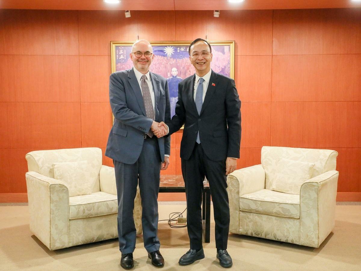 美國在台協會（AIT）處長谷立言拜會國民黨主席朱立倫。 圖：國民黨文傳會／提供
