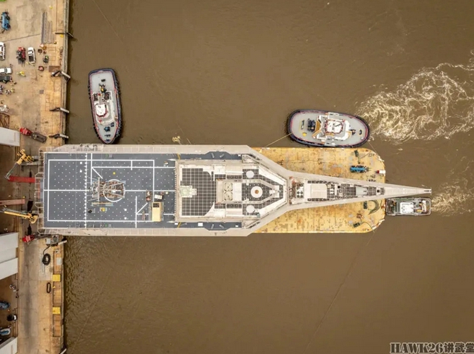 「獨立」級瀕海戰鬥艦採用三船體設計，長 127.6 米，排水量 2,784 噸，擁有比同級別常規設計的軍艦更加寬大的直升機甲板。 圖 : 翻攝自講武堂hawk26