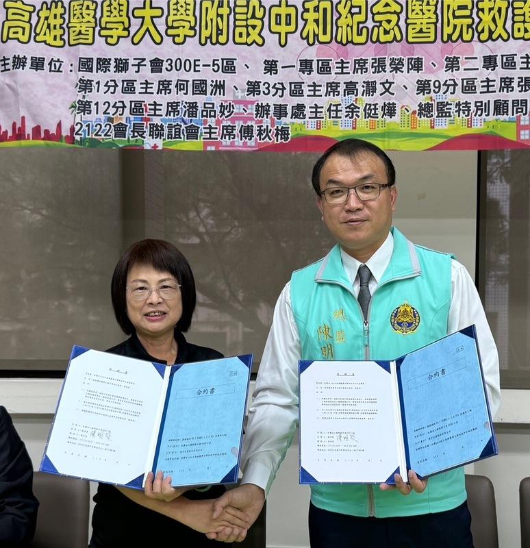 陳明賢(右)與集宇企業地區經理錢美金(左)完成聯合捐贈高醫救護車簽約儀式。 圖：國際獅子會300E-5區/提供