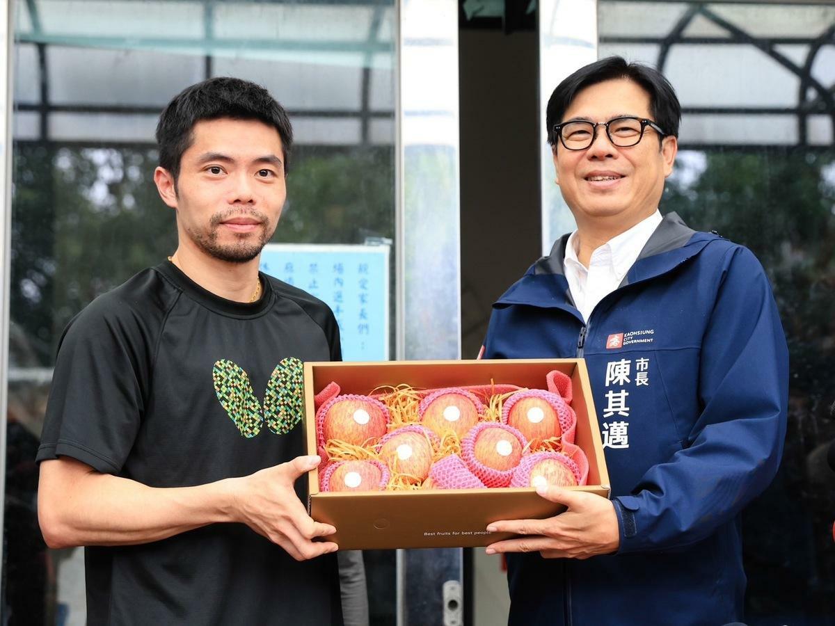 陳其邁(右)送上「蘋果禮盒」，希望莊智淵(左)培訓後輩組成「水果戰隊」。 圖：高雄市政府/提供