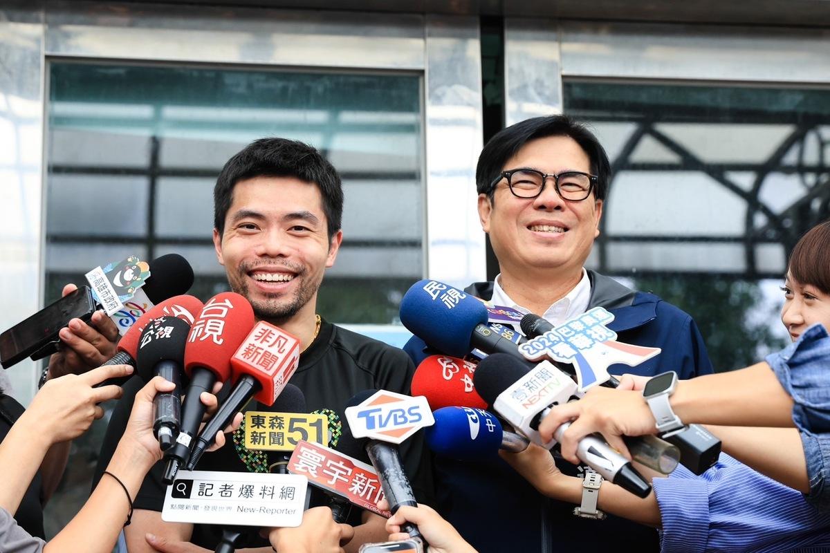 莊智淵(左)打趣說本來比完有比較輕輕，但市長陳其邁(右)在旁邊讓他又緊張起來。 圖：高雄市政府/提供