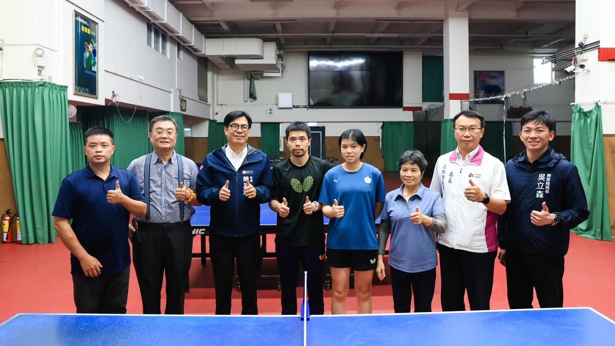 陳其邁(左三)勉勵莊智淵(左四)訓練更多優秀選手。 圖：高雄市政府/提供