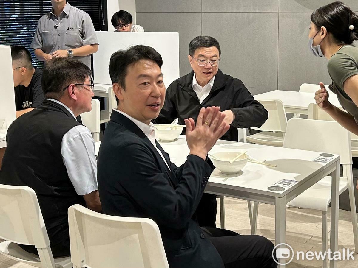 卓榮泰、陳世凱今（9）日傍晚低調前往吳詩儀家中經營的麵店用餐道賀。 圖：黃宣尹攝