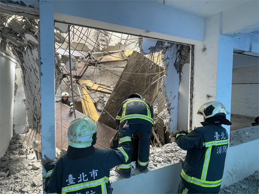 台北市福德國小進行校舍拆除時發生怪手墜樓意外。 圖：警方提供