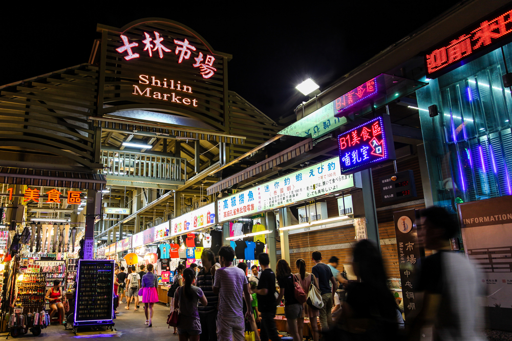 台北市政府將於 9 月 1 日起３個月，在士林夜市試辦「良心水果攤」。希望提供合理價格與優質水果，讓國外旅客不被當肥羊。 圖：翻攝於交通部觀光署 網站