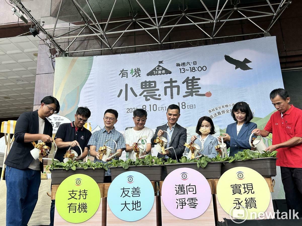與會來賓共同為有機蔬菜澆水。 圖：唐復年/攝