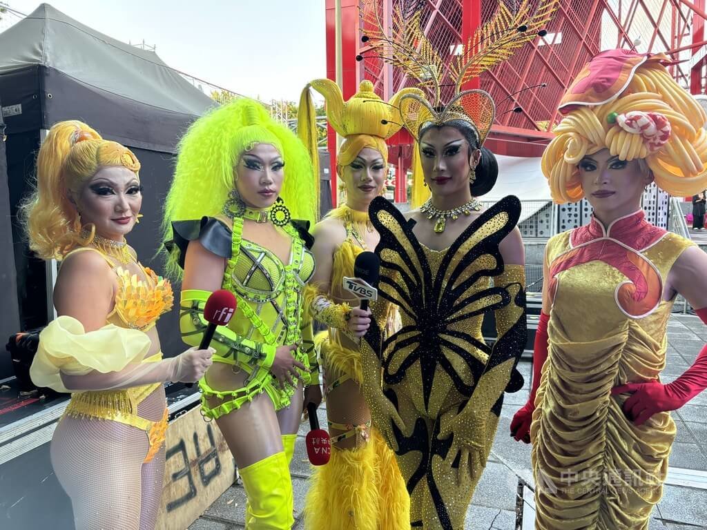 妮妃雅（右2）與瘋家姐妹8日到10日降臨巴黎文化奧運台灣館，妮妃雅9日受訪時表示，能贏下變裝大賽，就是因為台灣教她自由、做自己，也希望讓國際看到台灣。 圖：中央社提供