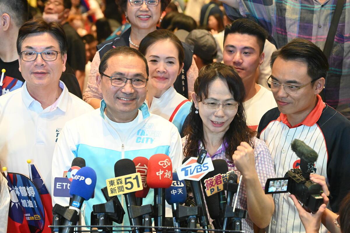 新北市長侯友宜在巴黎奧運直播派對與台灣女子拳擊好手林郁婷媽媽一起在金牌戰為林郁婷加油。 圖：新北市政府 / 提供