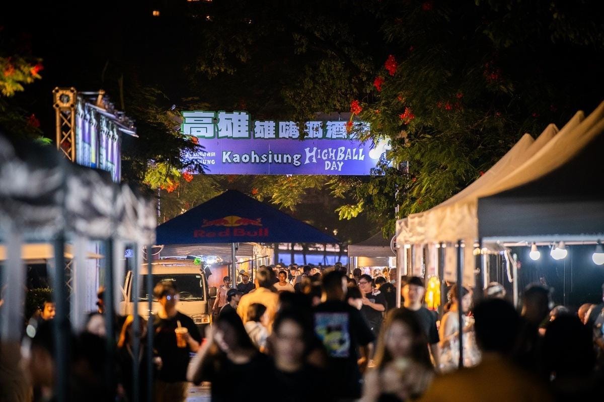 入夜後不少情侶進場歡度七夕情人節。 圖：高雄市觀光局／提供