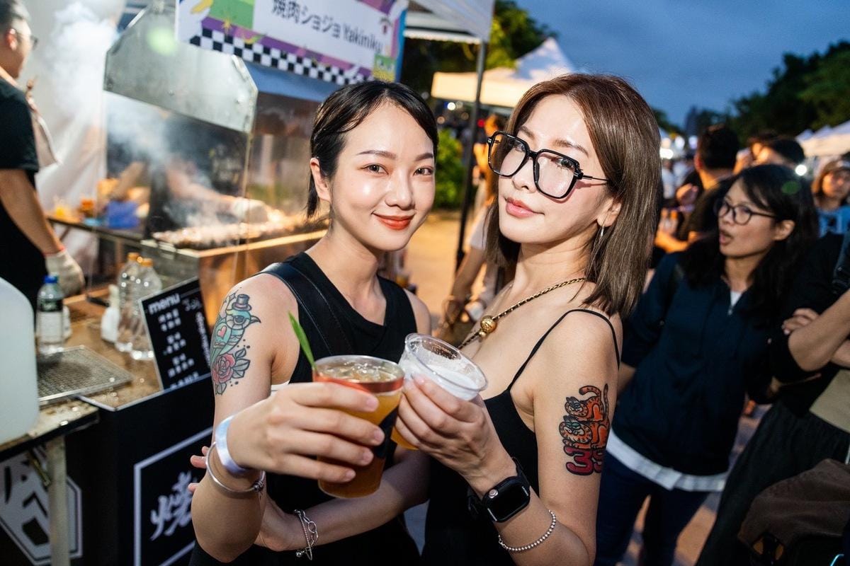 辣妹也檢體驗高雄特有的餐酒文化。 圖：高雄市觀光局／提供