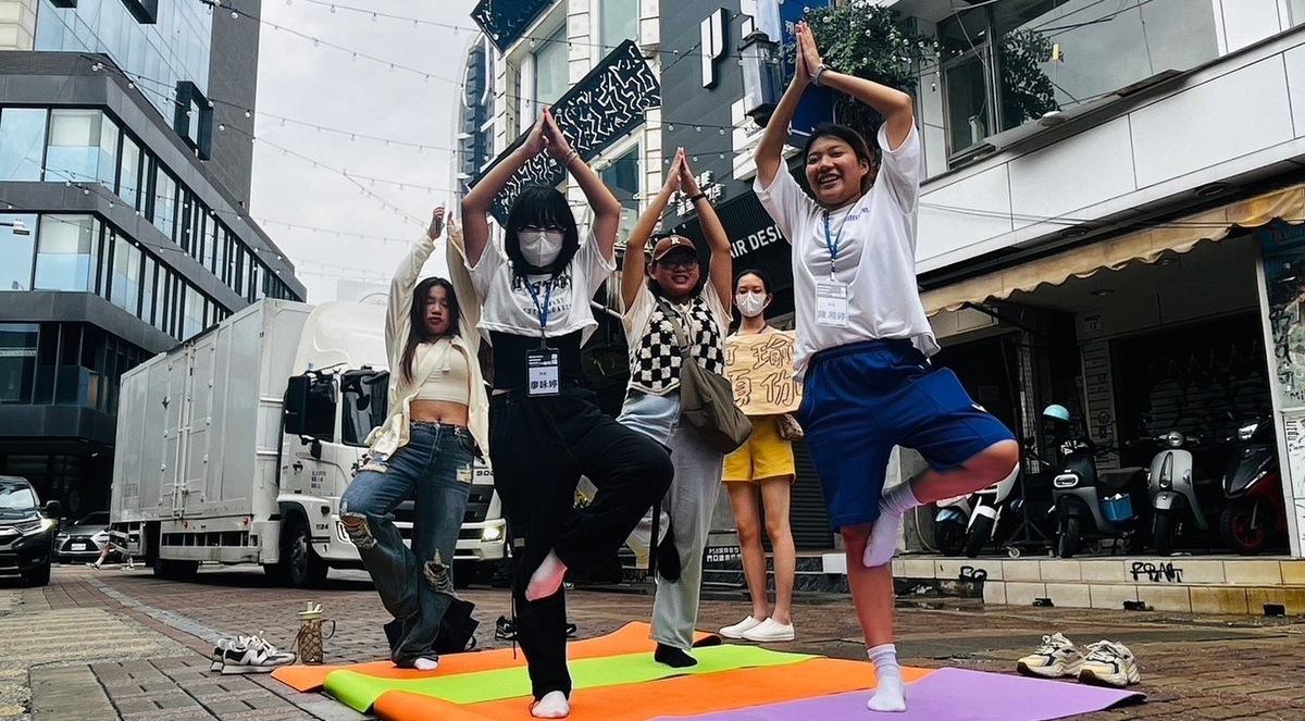 學生在玉竹商圈徒步區禁行汽車時段做瑜珈。 圖：高雄市行人路權促進會/提供