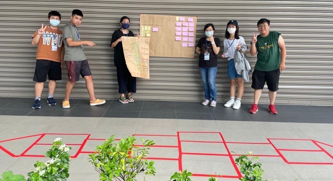 學生用膠帶貼出跳房子的遊戲，邀請路人反思「行路難」的心境。 圖：高雄市行人路權促進會/提供