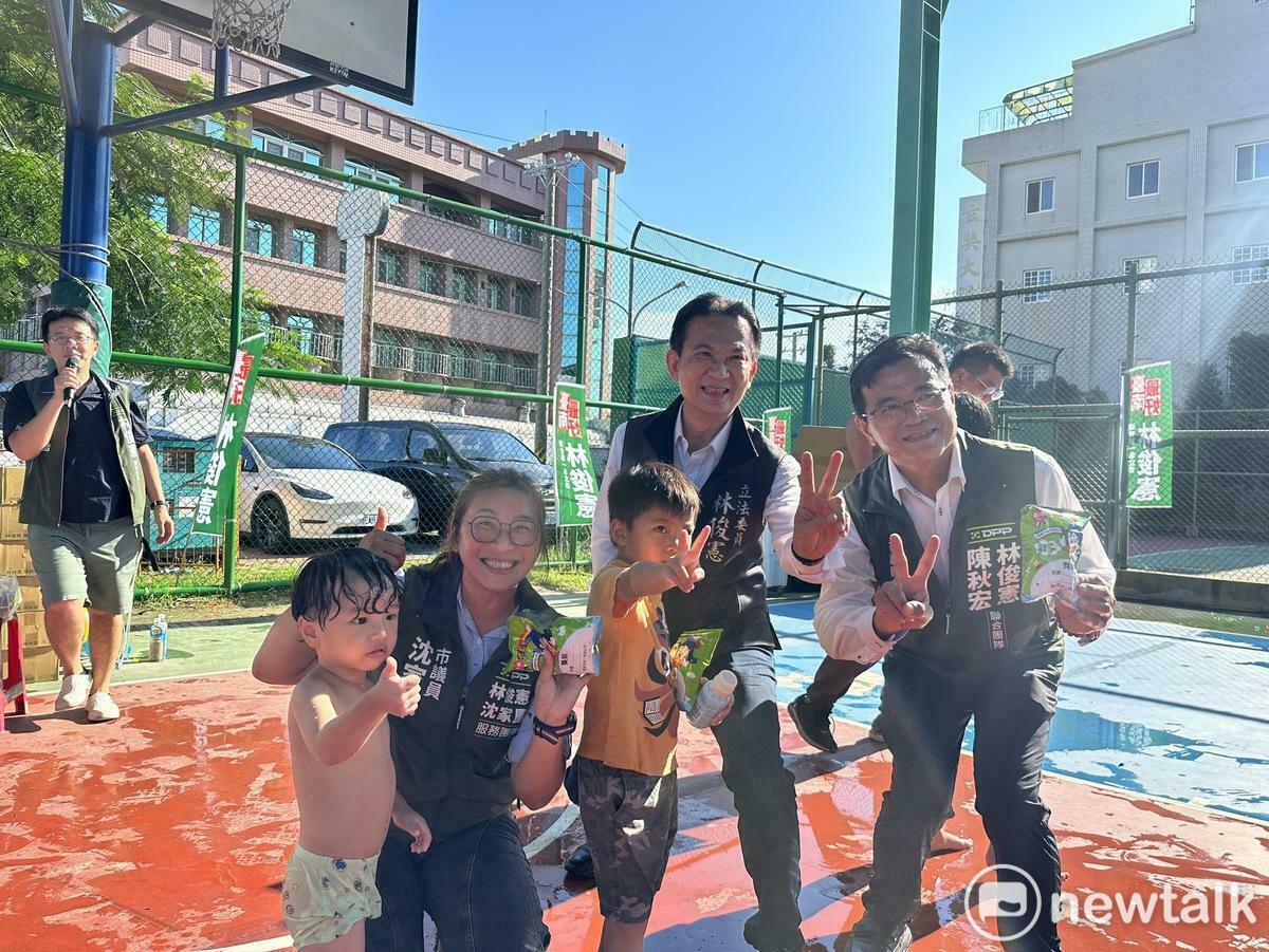 為提供下營區鄉親與小朋友一個沁涼消暑的親子活動，立委林俊憲與市議員陳秋宏在下營區多用途運動公園舉辦「夏日憲定──水樂園」活動。現場安排大型氣墊水池、滑水道、無數水槍，吸引上千人次前來戲水同樂。 圖：林俊憲服務處／提供