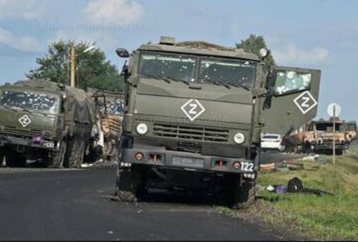 中了烏軍埋伏慘遭轟爛的俄軍增援部隊車輛。 圖 : 翻攝自X