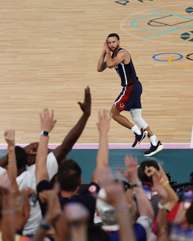 柯瑞在場上比出招牌「睡覺」慶祝手勢。 圖：翻攝USA Basketball臉書