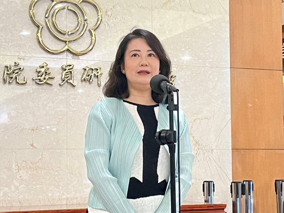 民眾黨主席柯文哲身陷政治獻金申報瑕疵，使得小草崩潰，民進黨團呼籲，當「回頭草」吧。 圖：金大鈞/攝