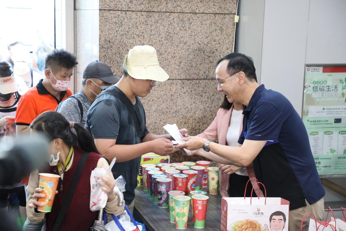 國民黨主席朱立倫發送雞排，慶賀林郁婷拿下巴黎奧運金牌。 圖：國民黨文傳會/提供