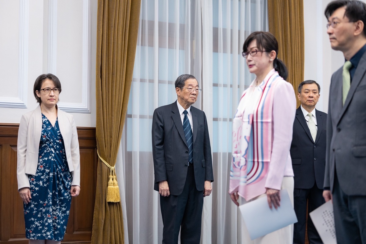 駐法國特任大使郝培芝帶領宣讀誓詞。 圖：總統府/提供