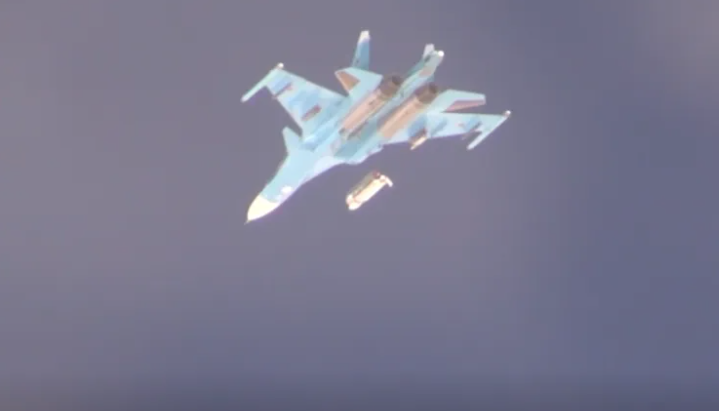 俄軍用 Su-34 向烏克蘭蘇梅州的烏軍陣地投下 1 枚 FAB-3000 重型炸彈，對烏軍人員和裝備進行打擊。 圖：翻攝自環球網