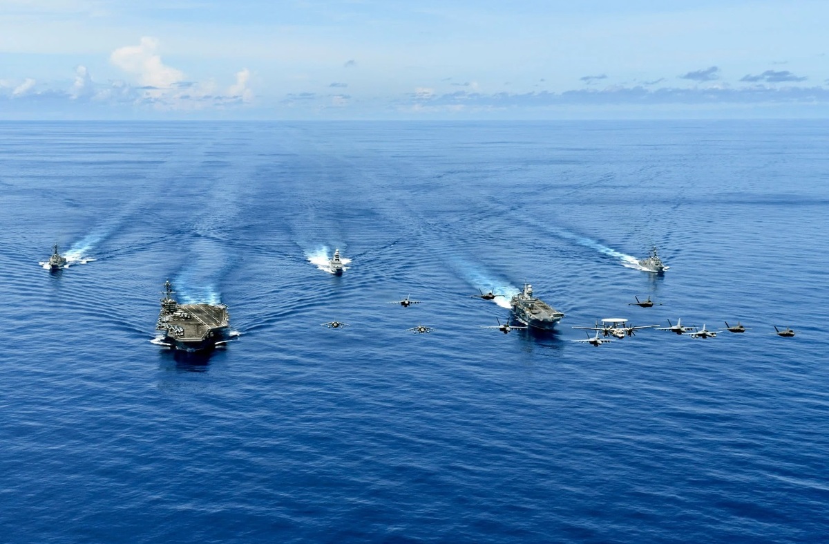 美國「林肯號」航空母艦(左)與義大利航空母艦「加富爾號」(右)，在菲律賓海進行聯合操作演習。 圖：翻攝Italian Navy