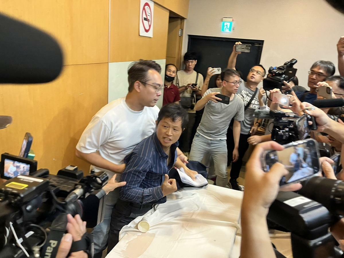 台灣國理事長陳峻涵硬闖民眾黨記者會，遭到民眾黨人士強制驅離。 圖：金大鈞/攝
