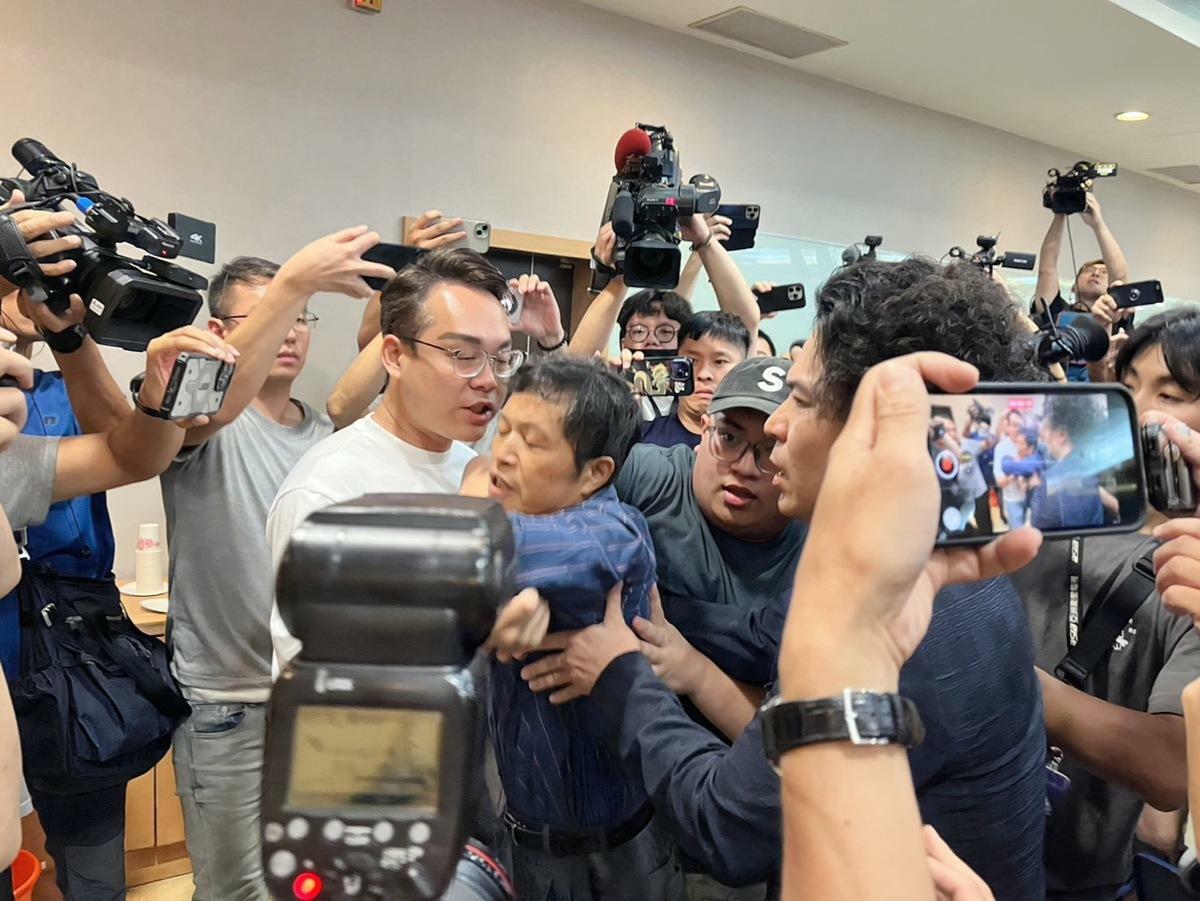 民眾黨澄清記者會遭到台灣國理事長陳峻涵硬闖。 圖：金大鈞/攝