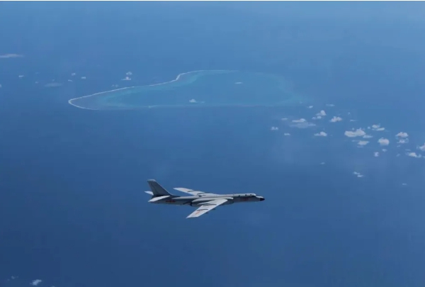 解放軍戰機刻意掠過黃岩島宣示主權。 圖 : 翻攝自騰訊網