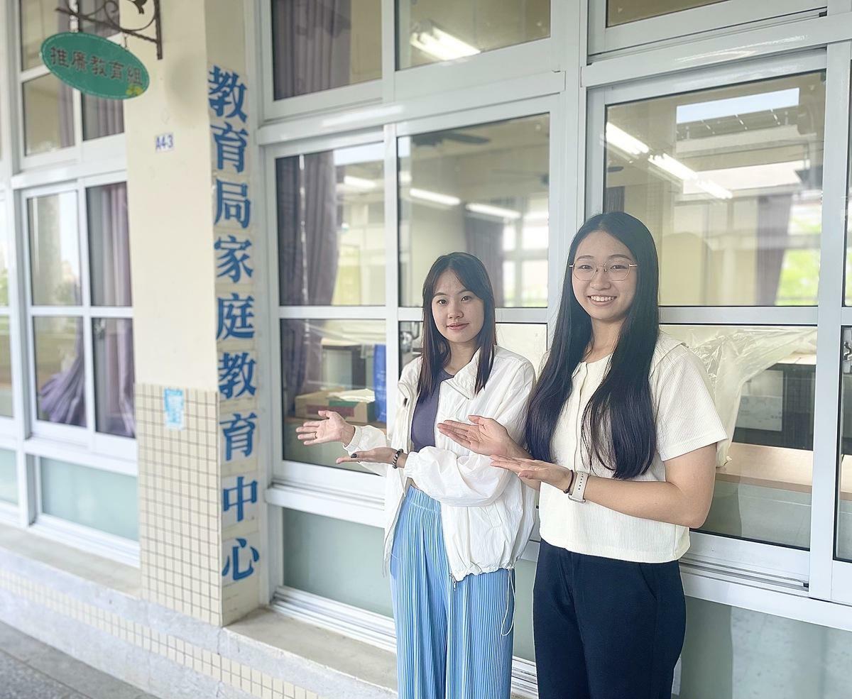 林芝均(左)、陳茵妤(右)兩位實習生是新加入家庭教育中心的生力軍。 圖：高雄市教育局/提供