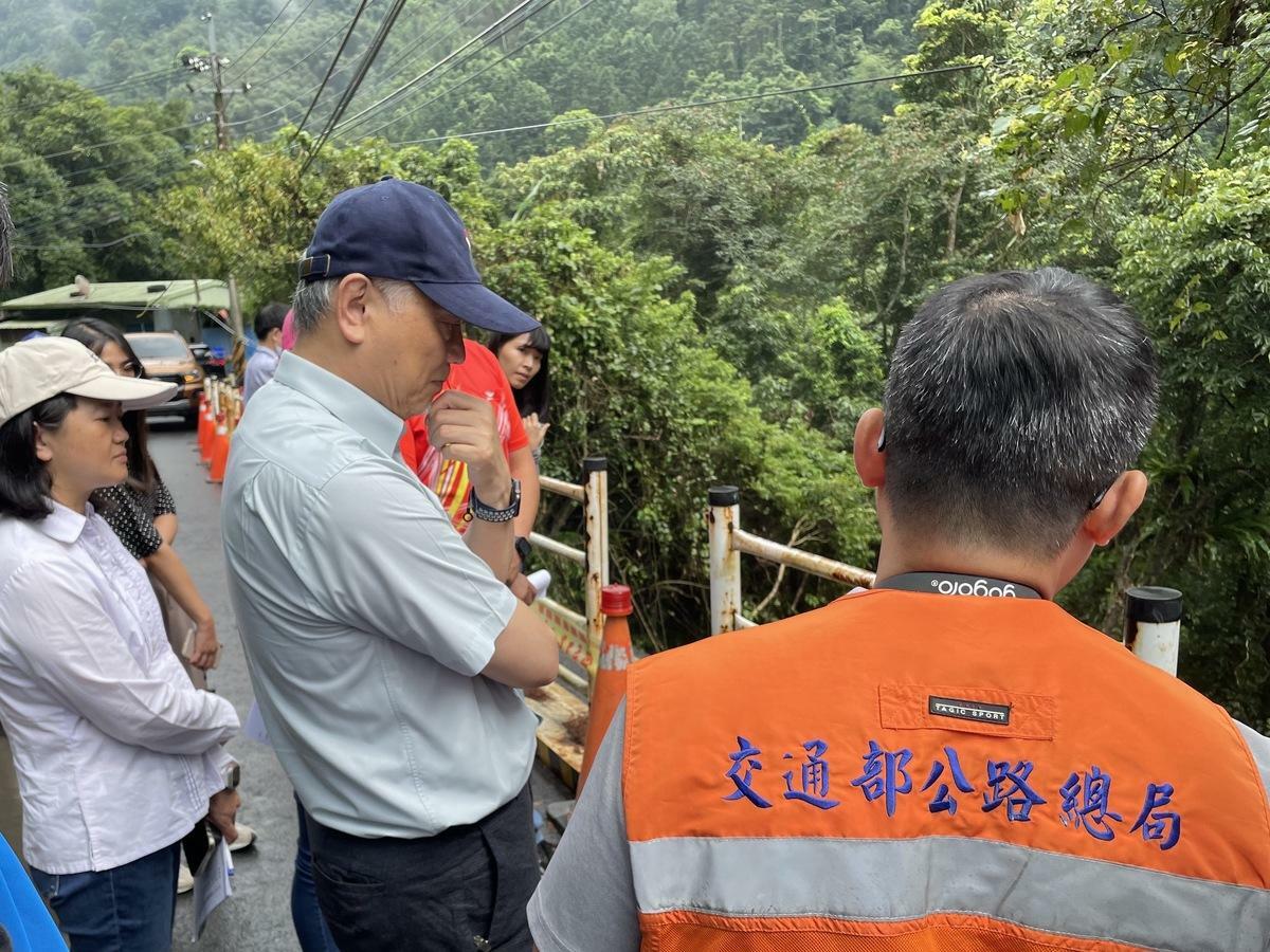 行政院工程會副主委陳為祥今(12)天偕同中央相關部會，瞭解新竹縣政府在凱米颱風災後公共設施損壞情形，經縣府初估復原重建總經費約8,300萬餘元。 圖：工程會提供