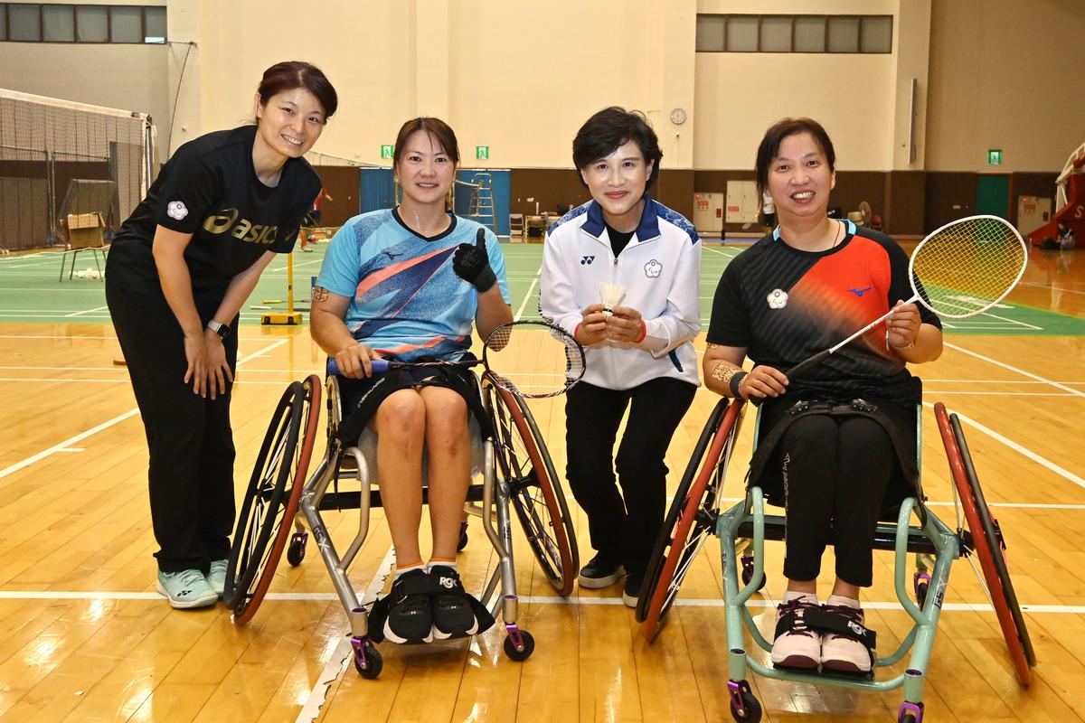 鄭麗君至國訓中心訪視即將出征的帕運選手。 圖：行政院/提供