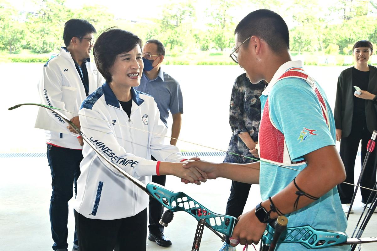 鄭麗君(前左)至國訓中心訪視訓練中的帕運射箭選手。 圖：行政院/提供