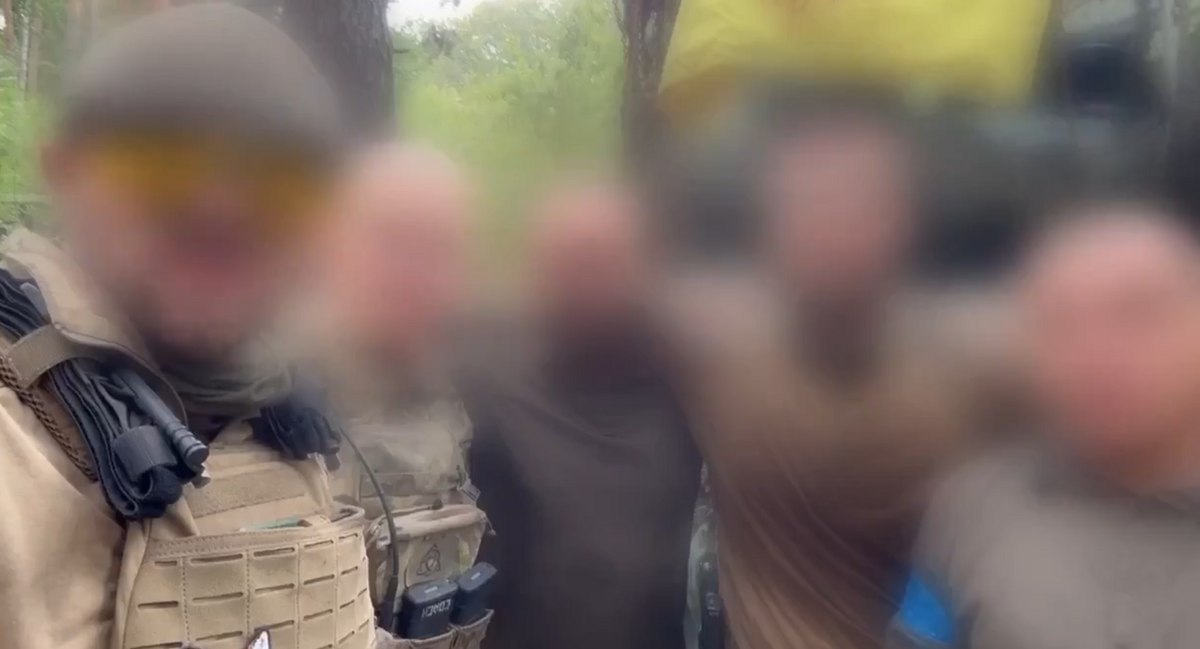 烏克蘭安全局的軍事情報人員與第 80 空降突擊旅的偵察兵，在庫爾斯克州蘇賈市附近繳獲了一輛 2023 型俄羅斯 T-80BVM 坦克。 圖：翻攝自Inty熱點新聞 X 帳號