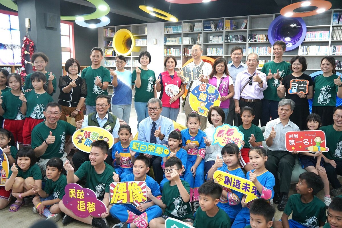 鄭英耀參訪屏東特色學校及推動本土教育課程。. 圖：屏東縣政府/提供