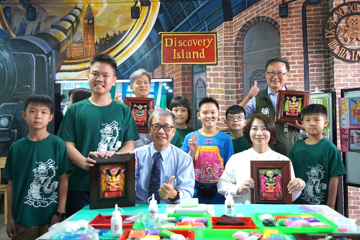 鄭英耀(前排中)在周春米(前排右二)參與客家獅掛飾實作課程。 圖：屏東縣政府/提供