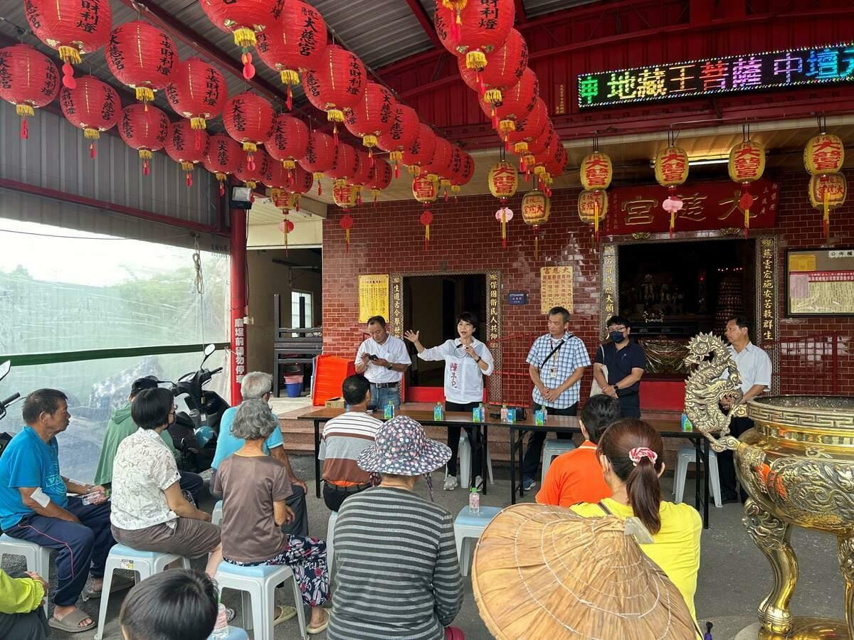立委陳亭妃日前在安南區三塊厝大慈宮召開「六塊寮排水治理工程」公聽會，要求六塊寮排水治理工程務必在明年汛期前完工，針對工程尚在進行的過渡期，要求市府在今（12）日將現有的0.3cms抽水機改為0.5cms規格，加大抽水量，並增大抽水孔的面積。 圖：陳亭妃服務處提供