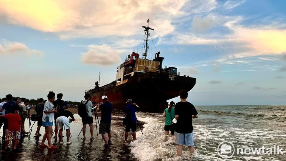 停泊台南外海，不堪被凱米颱風帶來的大浪侵襲，擱淺在黃金海岸蘇菲亞號貨輪，意外成為遊客網路打卡熱門景點，台南市議員李啟維建議政府應慎重思考，如果能把它保留下來，對台南觀光發展將有莫大幫助。 圖：李啟維服務處提供